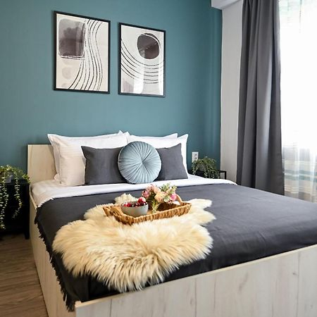 Old Town Charm - Modern & Comfortable Accommodation In The Heart Of The City Boekarest Buitenkant foto