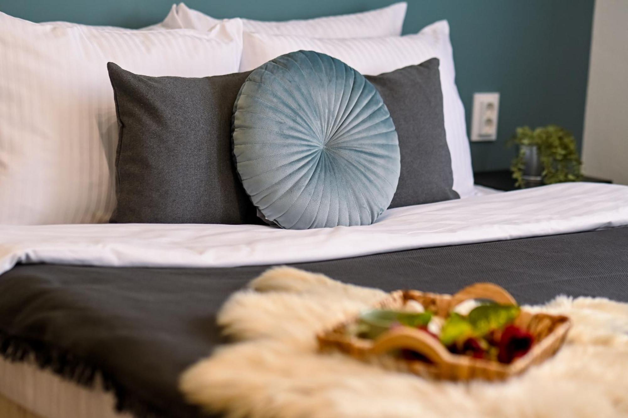 Old Town Charm - Modern & Comfortable Accommodation In The Heart Of The City Boekarest Buitenkant foto