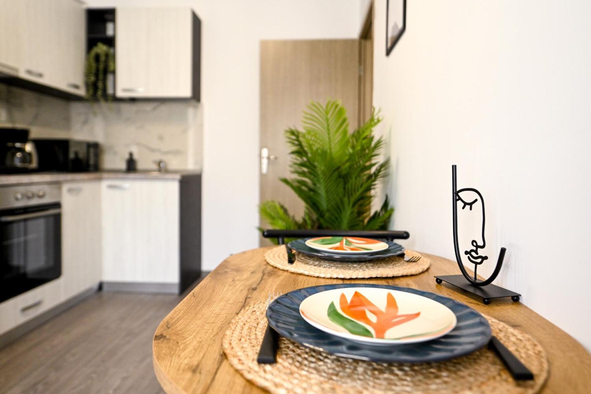 Old Town Charm - Modern & Comfortable Accommodation In The Heart Of The City Boekarest Buitenkant foto