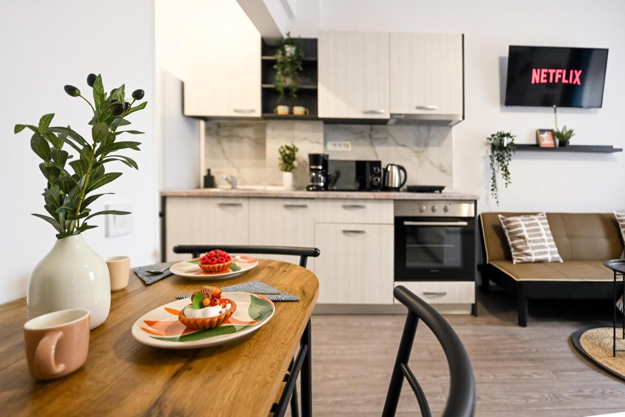 Old Town Charm - Modern & Comfortable Accommodation In The Heart Of The City Boekarest Buitenkant foto