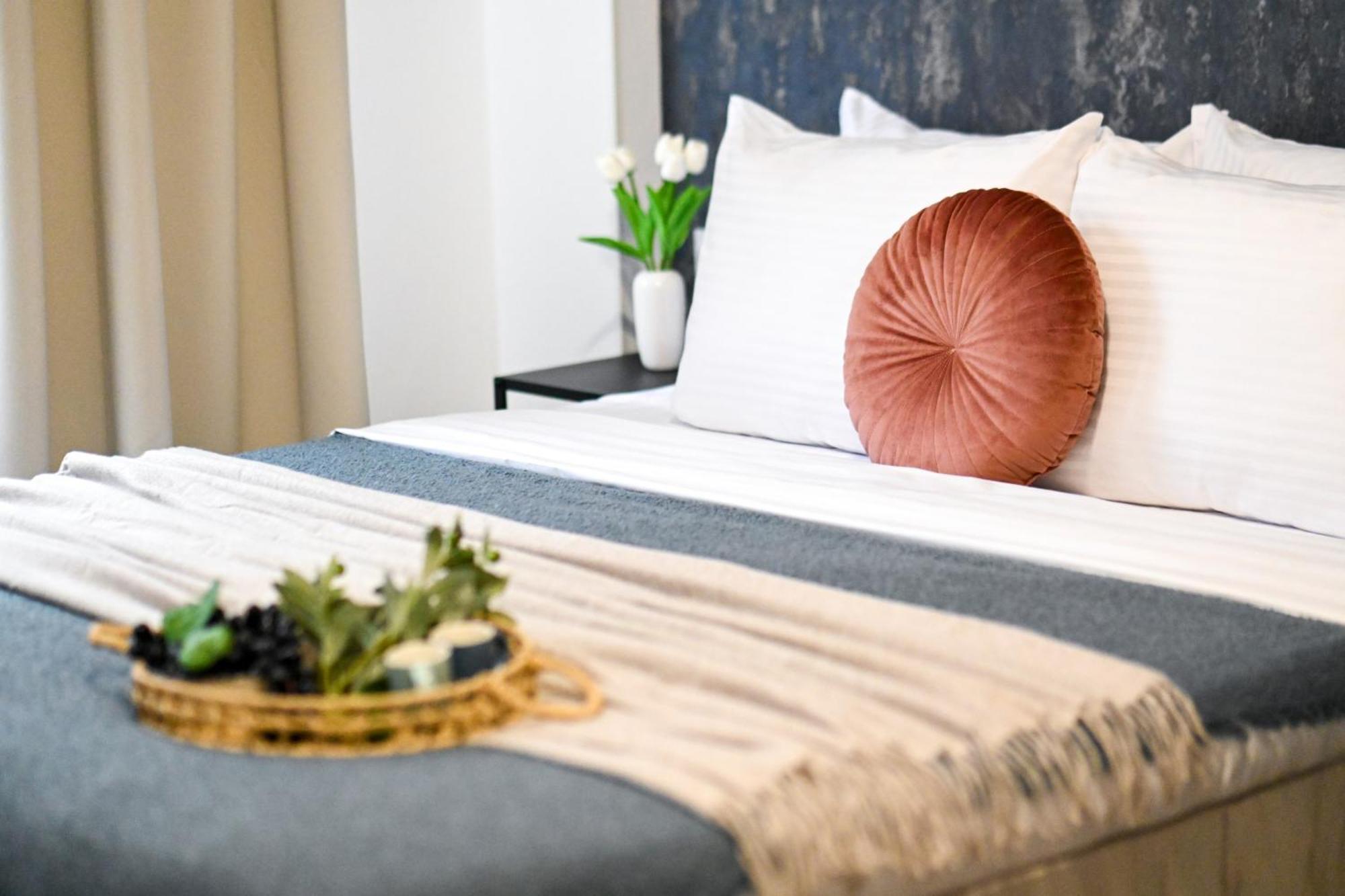 Old Town Charm - Modern & Comfortable Accommodation In The Heart Of The City Boekarest Buitenkant foto